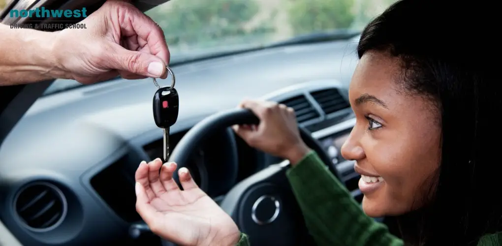 “Autoškola Telefaks – instruktor vožnje predaje ključeve novom vozaču u Hrvatskoj”